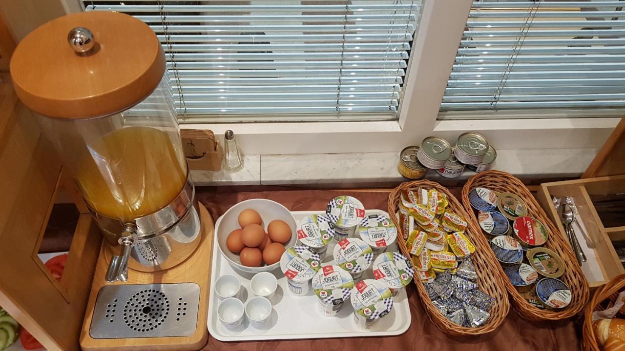 Voyager Bed & Breakfast ノヴィ・サド エクステリア 写真